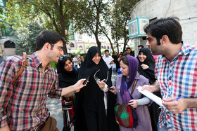 فاطمه هاشمی پیش از ورود به دادسرای عمومی و انقلاب تهران،به سوالات خبرنگاران در مورد احضارش پاسخ می دهد.